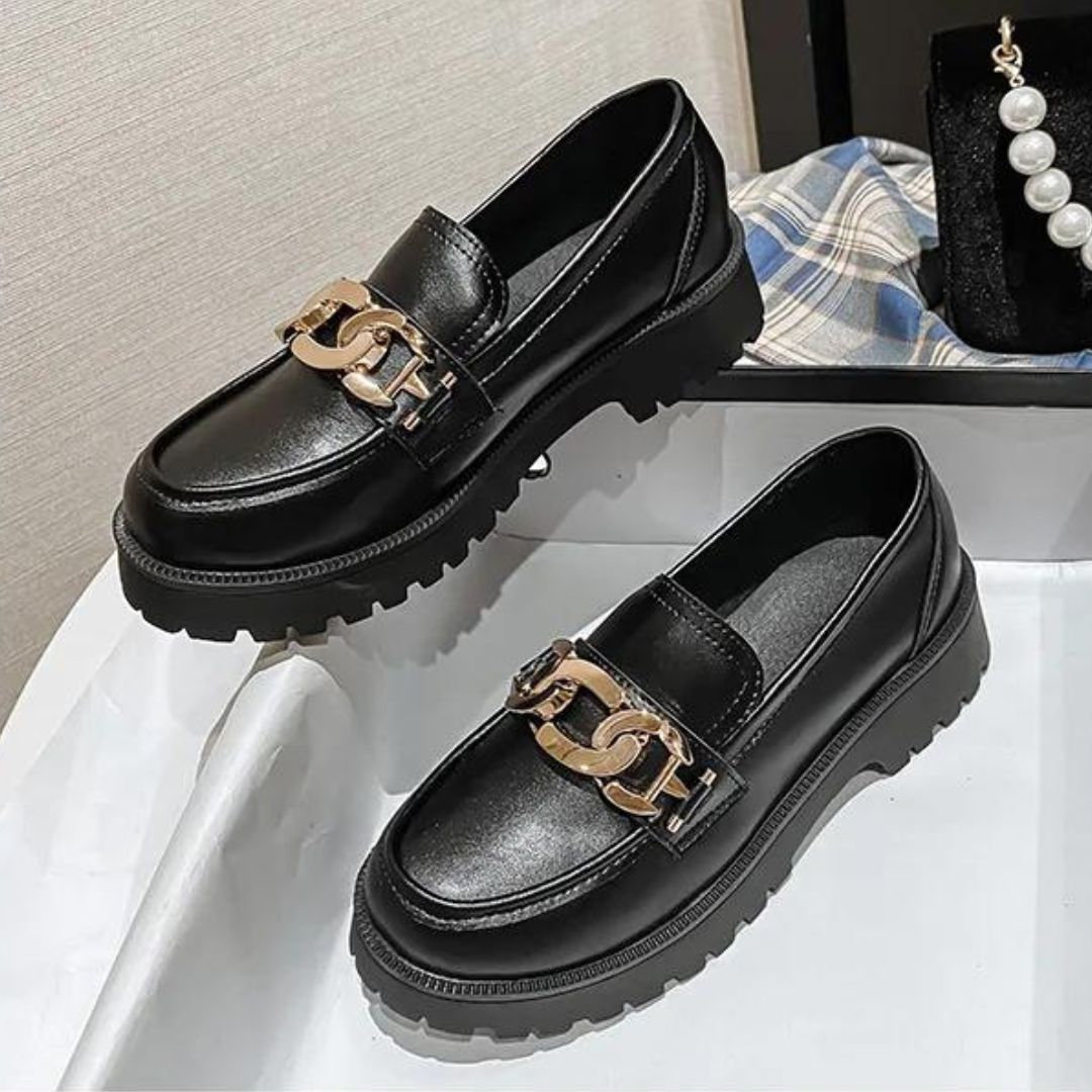 Chenalva | Classic Loafer met Kettingdetail