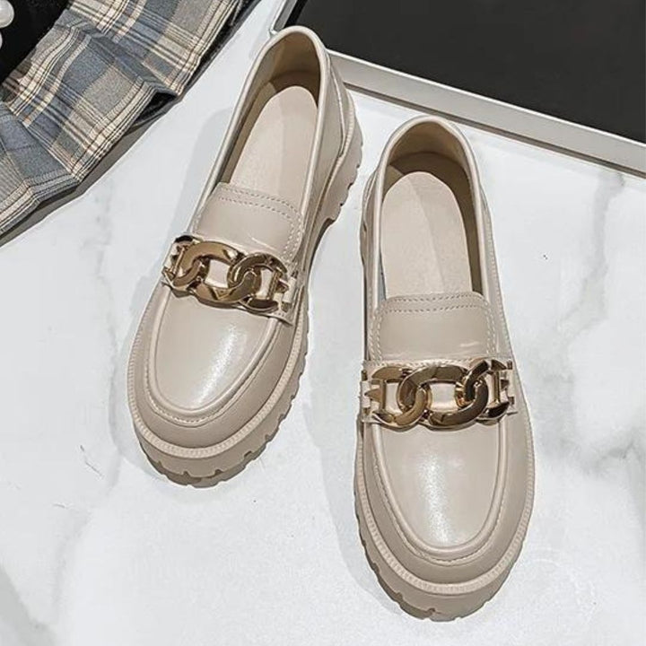 Chenalva | Classic Loafer met Kettingdetail