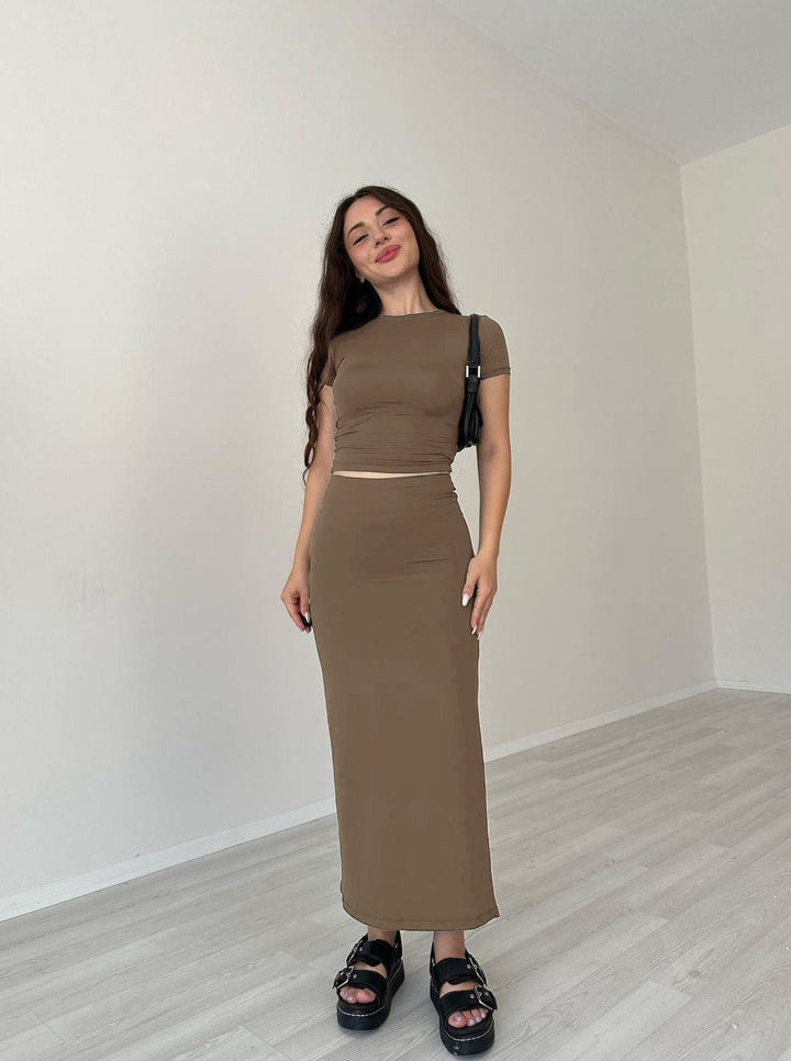 CALORA_ Casual Khaki Crop Top met Ronde Hals en Rok Set voor Vrouwen