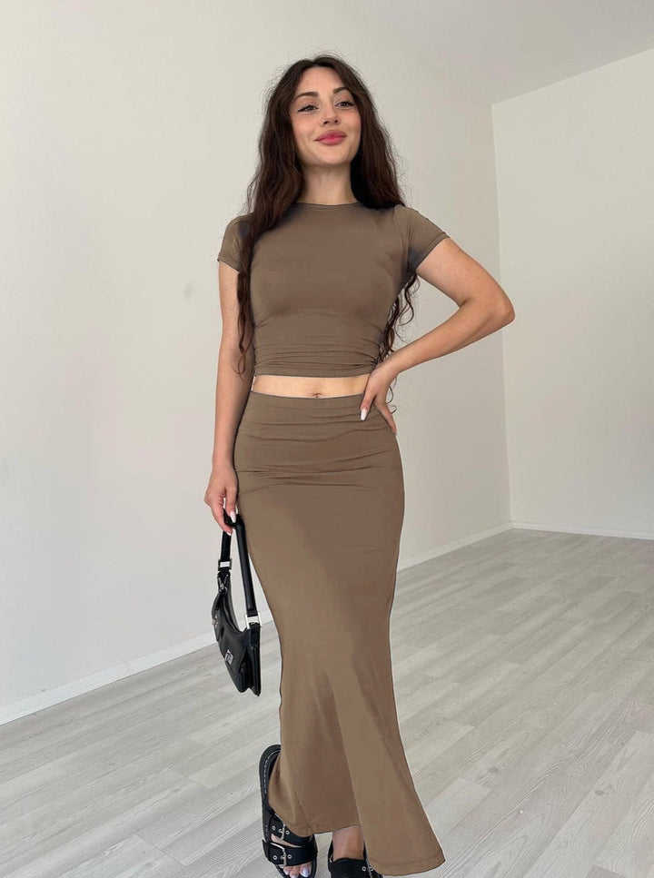 CALORA_ Casual Khaki Crop Top met Ronde Hals en Rok Set voor Vrouwen