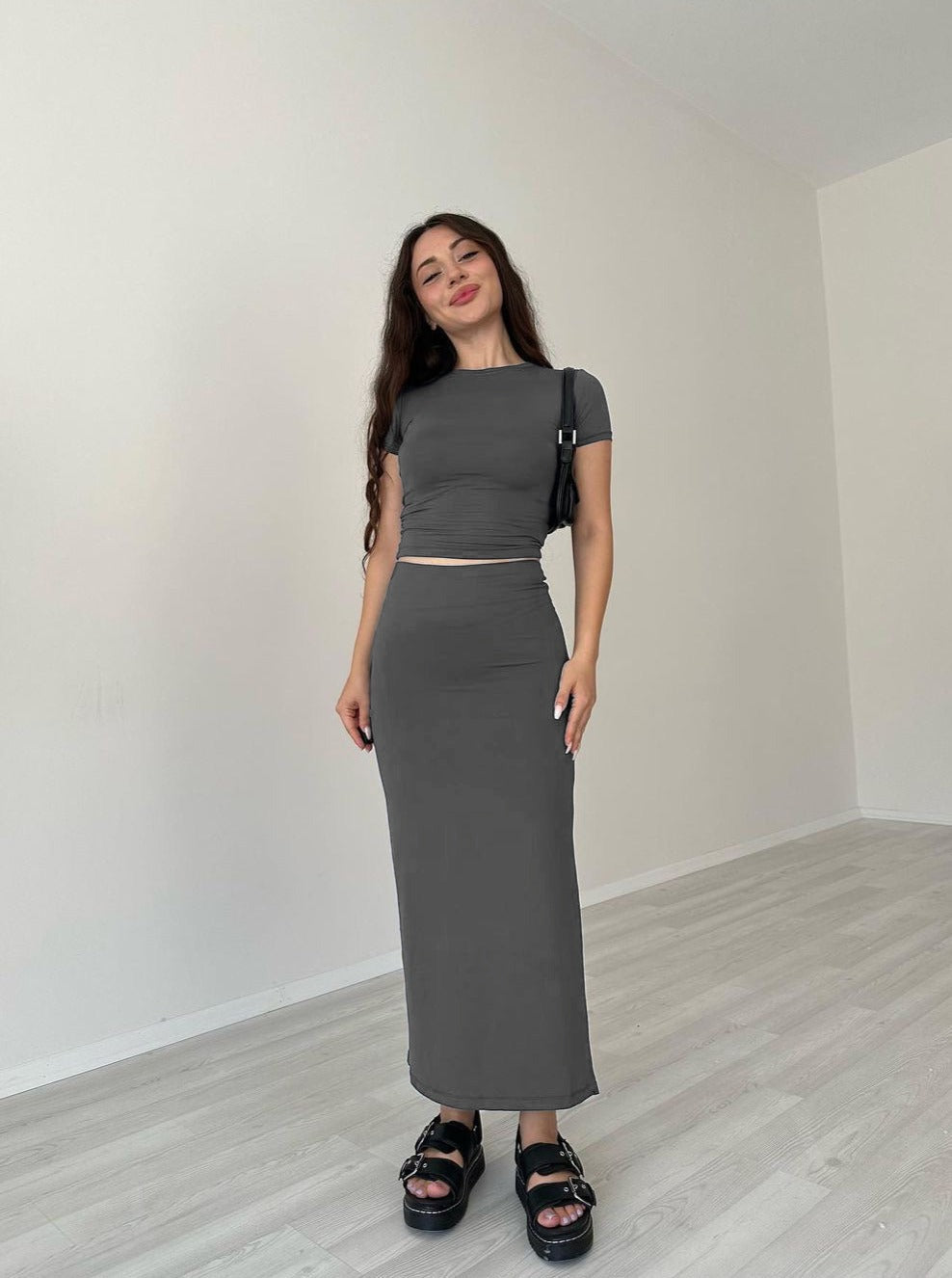 CALORA_ Casual grijze ronde hals crop top en rok set