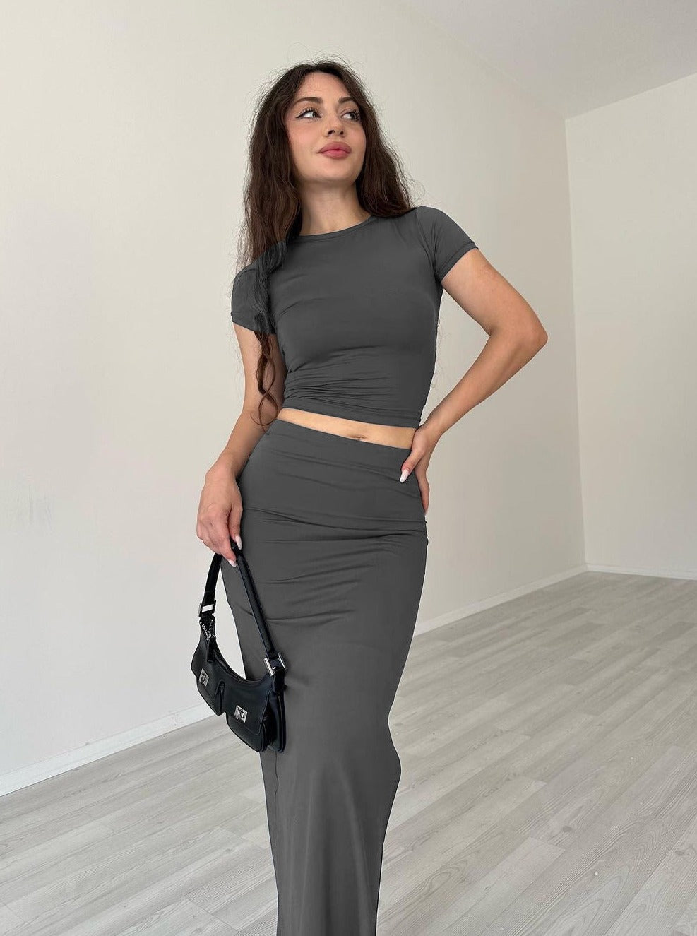 CALORA_ Casual grijze ronde hals crop top en rok set