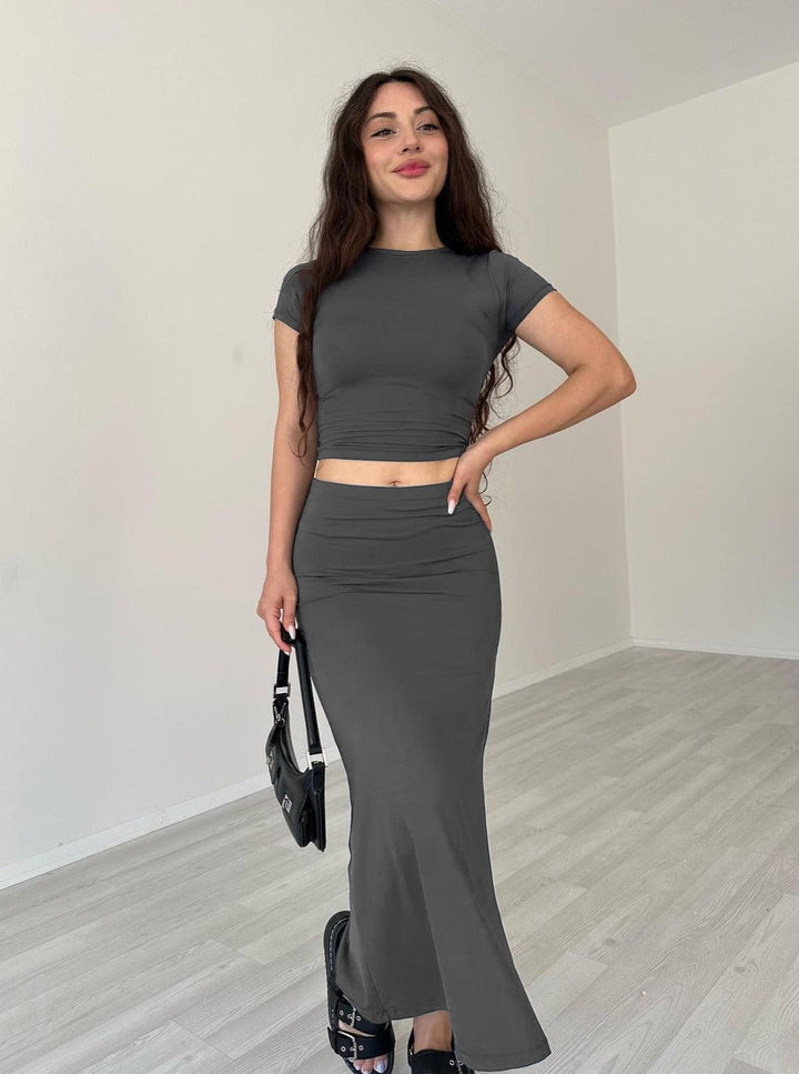 CALORA_ Casual grijze ronde hals crop top en rok set