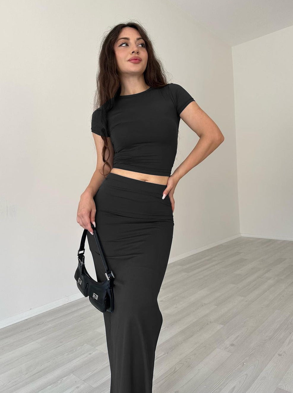 CALORA_ Casual zwarte ronde hals crop top en rok set