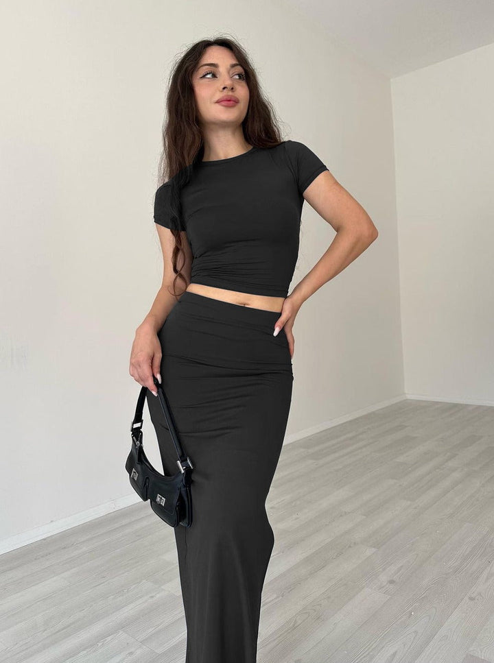 CALORA_ Casual zwarte ronde hals crop top en rok set