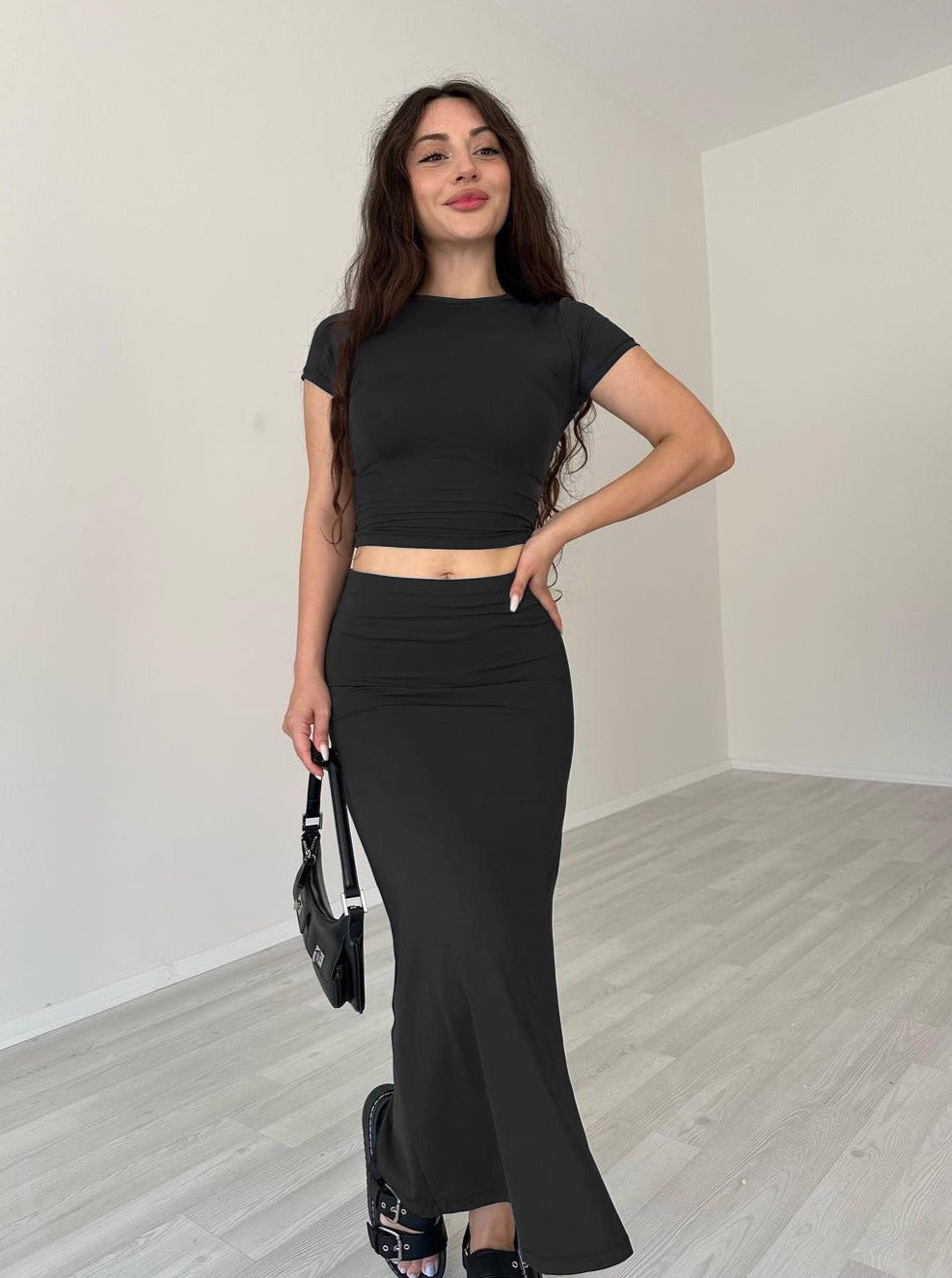 CALORA_ Casual zwarte ronde hals crop top en rok set