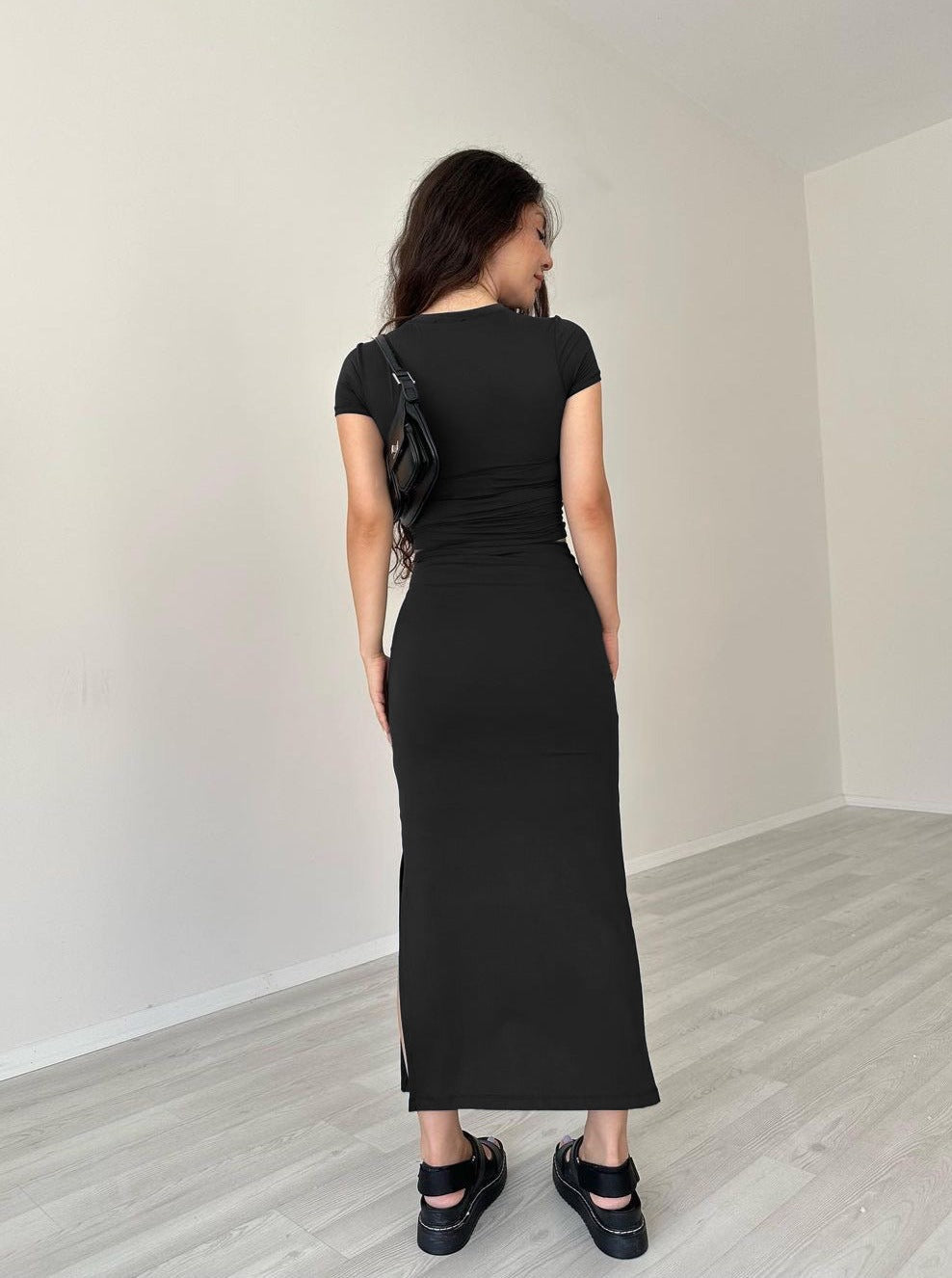 CALORA_ Casual zwarte ronde hals crop top en rok set