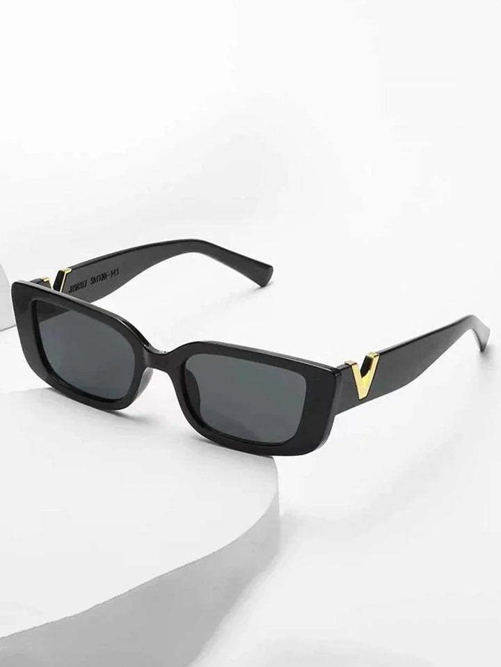 CALORA_ Chique Violette Zonnebril met Gouden Accenten voor Tijdloze Elegantie