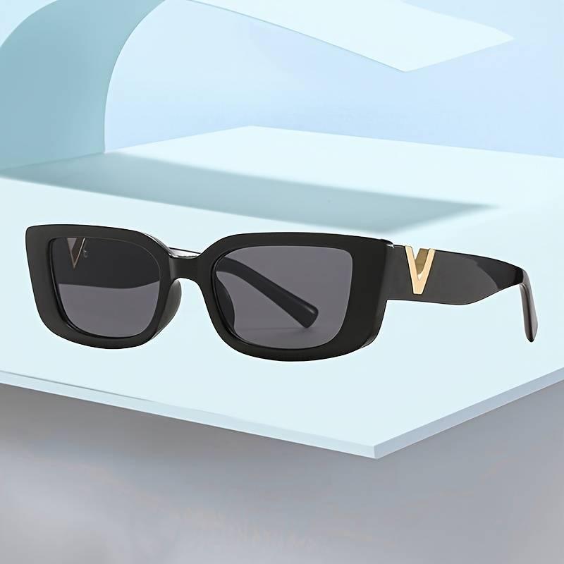 CALORA_ Chique Violette Zonnebril met Gouden Accenten voor Tijdloze Elegantie