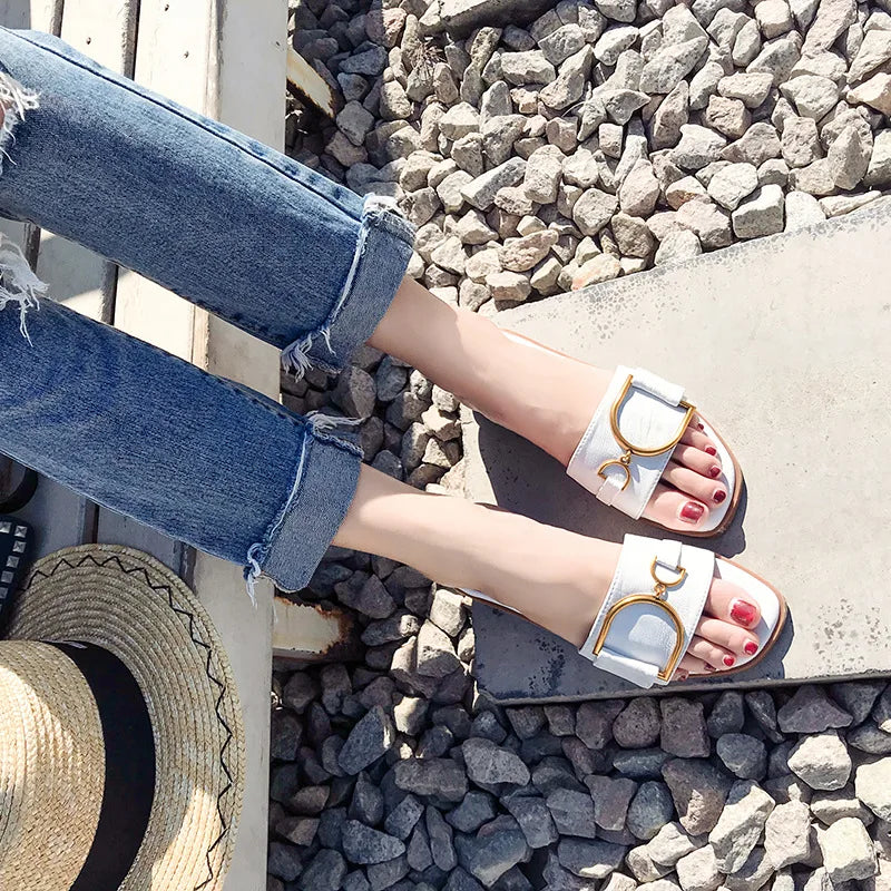 CALORA_ Dames Slip-On Sandalen met Vierkante Neus en Metallic Accenten