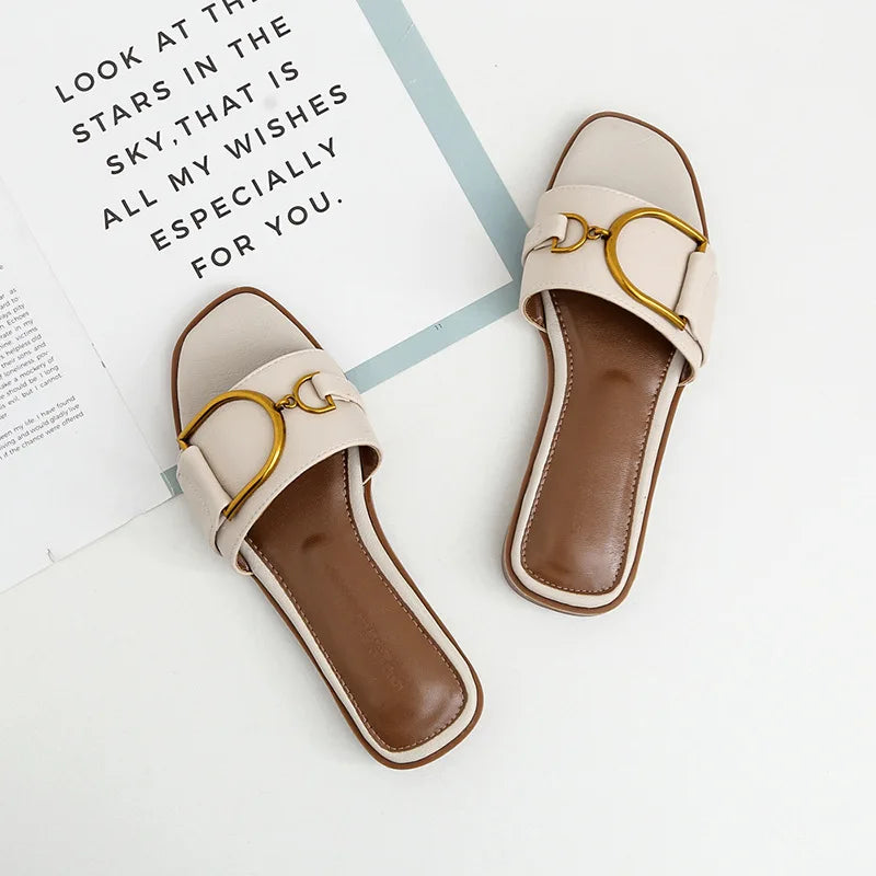 CALORA_ Dames Slip-On Sandalen met Vierkante Neus en Metallic Accenten