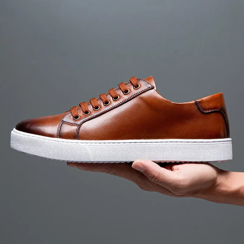 CALORA_ Leren Sneakers met Gepolijste Afwerking en Comfortabele Zool