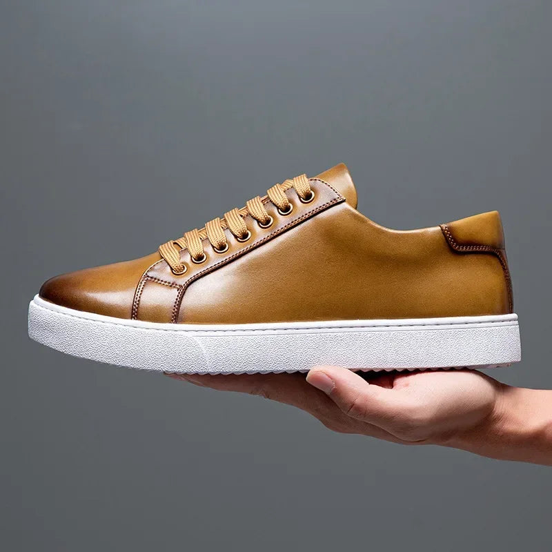 CALORA_ Leren Sneakers met Gepolijste Afwerking en Comfortabele Zool