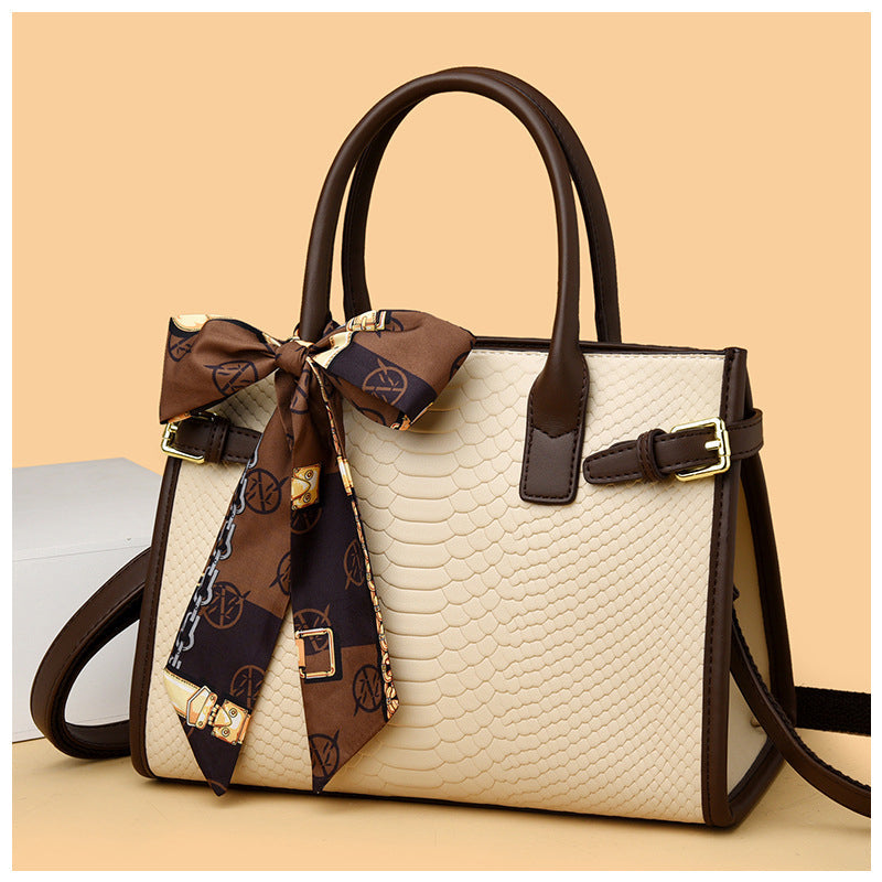 CALORA_ Elegante Handtas van Vegan Leer met Goudkleurige Details en Vakjes