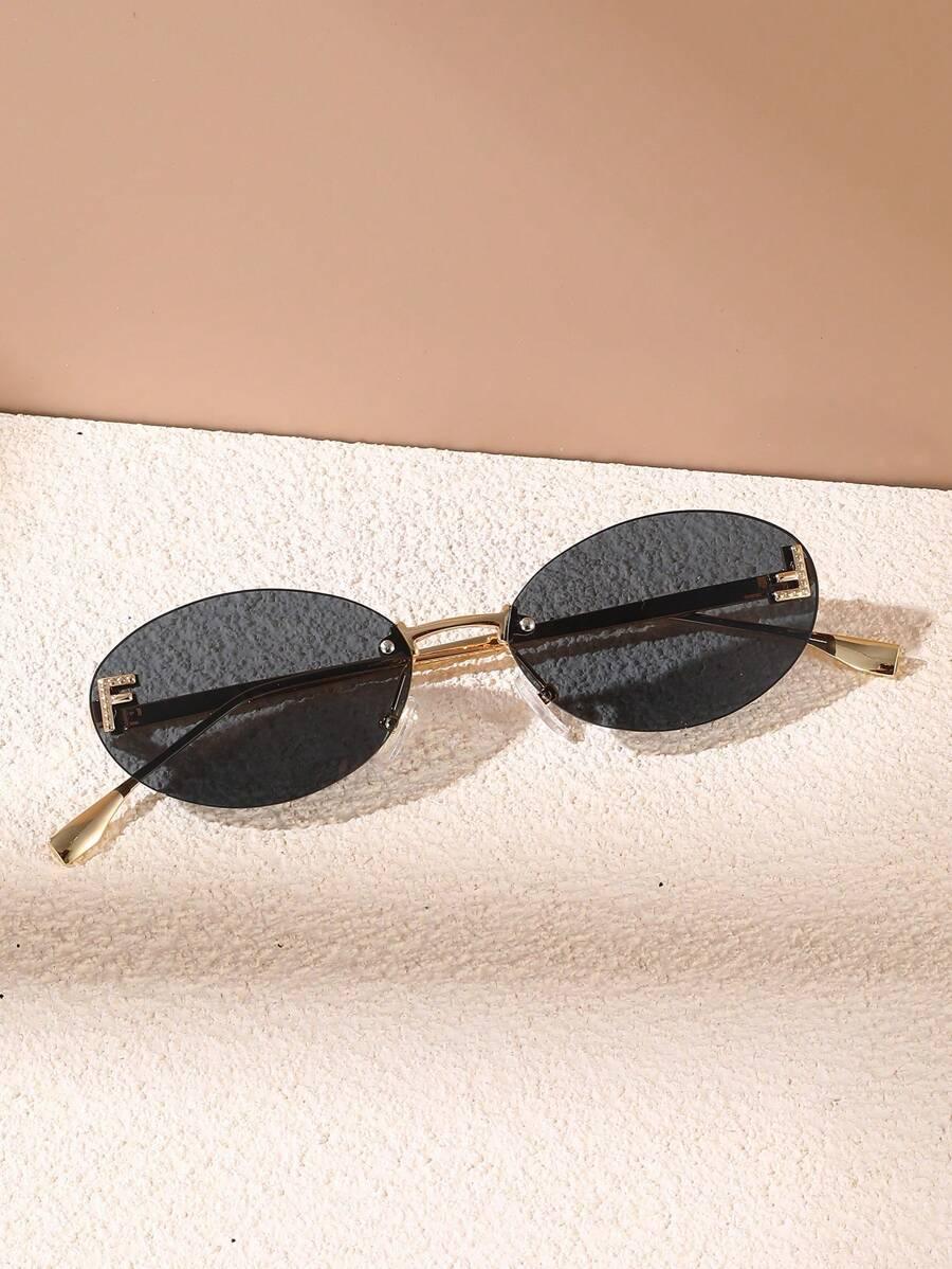 CALORA_ Elegante Ovale Zonnebril met Gouden Accenten en Subtiele Steentjes