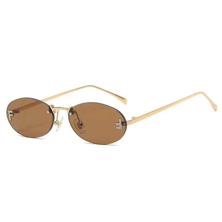 CALORA_ Elegante Ovale Zonnebril met Gouden Accenten en Subtiele Steentjes