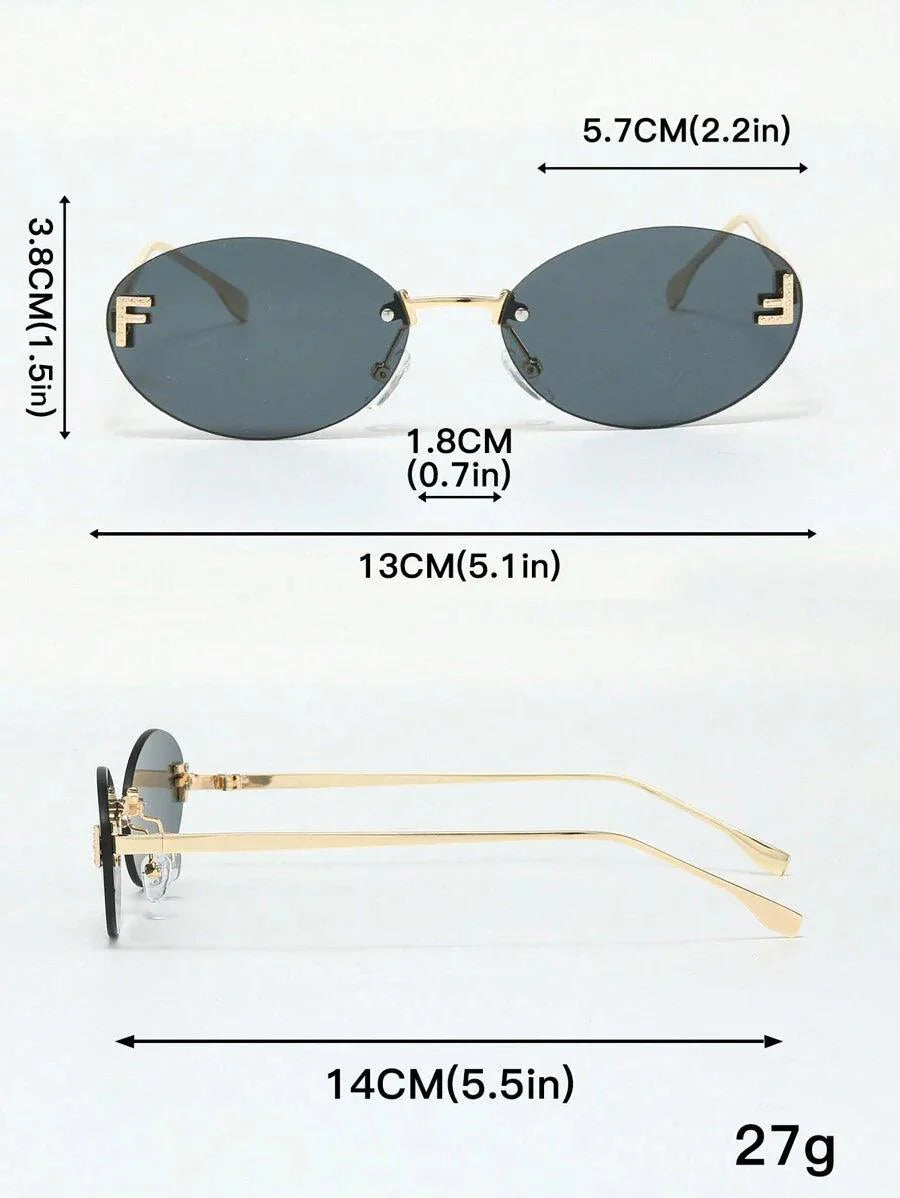 CALORA_ Elegante Ovale Zonnebril met Gouden Accenten en Subtiele Steentjes