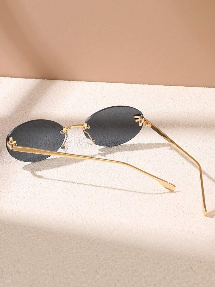 CALORA_ Elegante Ovale Zonnebril met Gouden Accenten en Subtiele Steentjes