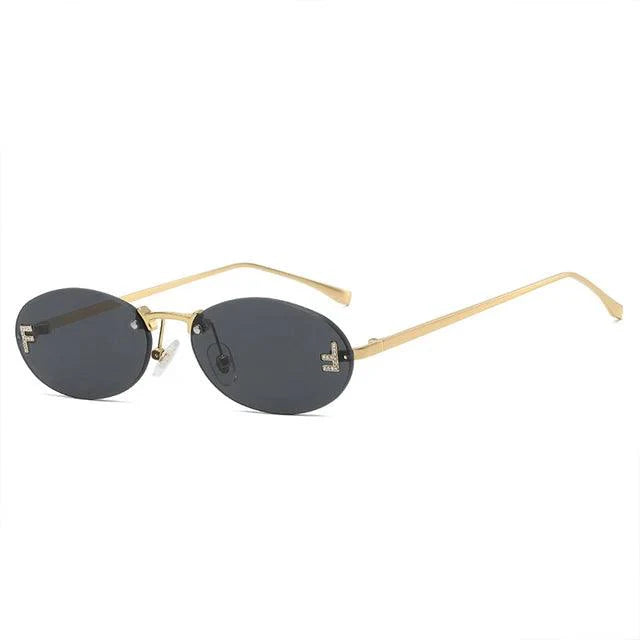 CALORA_ Elegante Ovale Zonnebril met Gouden Accenten en Subtiele Steentjes