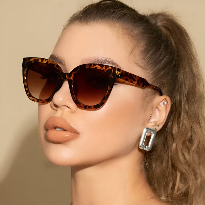 CALORA_ Elegante Rosy Riviera Zonnebril met Lichtgewicht Kunststof Montuur