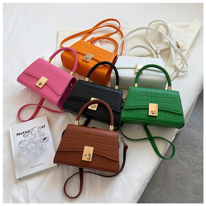 CALORA_ Elegante Vegan Leren Handtas met Goudkleurige Details en Compact Design