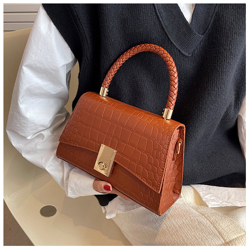 CALORA_ Elegante Vegan Leren Handtas met Goudkleurige Details en Compact Design