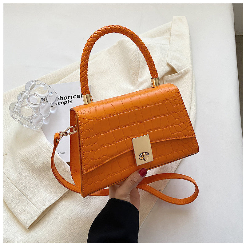 CALORA_ Elegante Vegan Leren Handtas met Goudkleurige Details en Compact Design