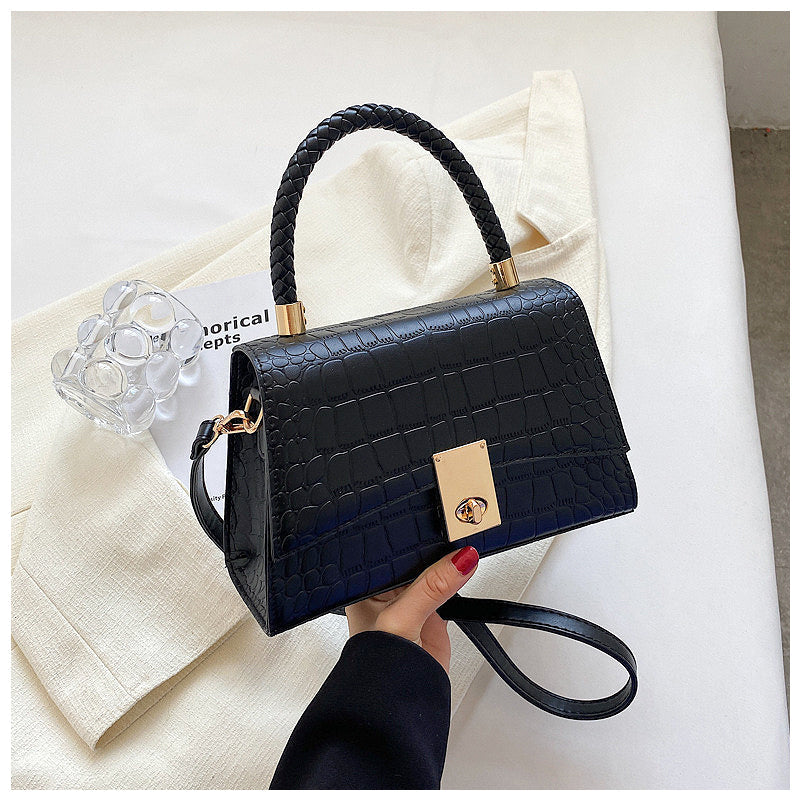 CALORA_ Elegante Vegan Leren Handtas met Goudkleurige Details en Compact Design