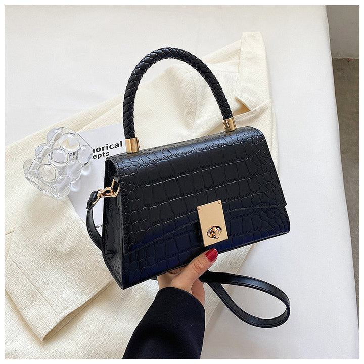 CALORA_ Elegante Vegan Leren Handtas met Goudkleurige Details en Compact Design