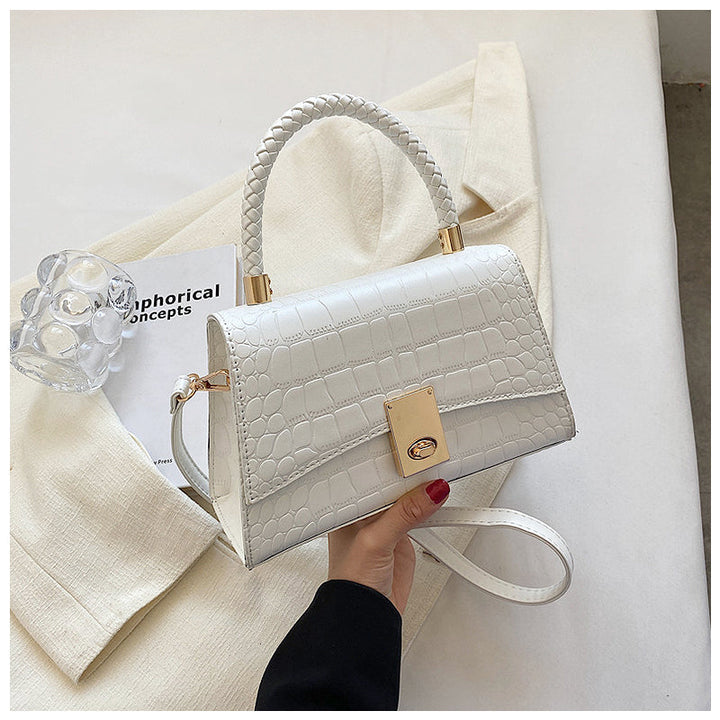 CALORA_ Elegante Vegan Leren Handtas met Goudkleurige Details en Compact Design