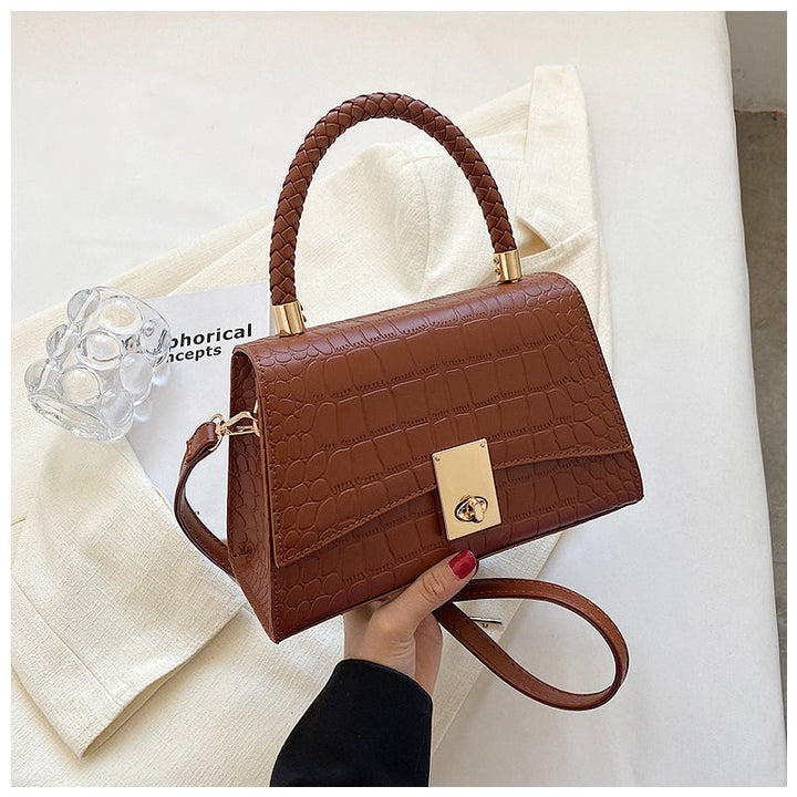 CALORA_ Elegante Vegan Leren Handtas met Goudkleurige Details en Compact Design