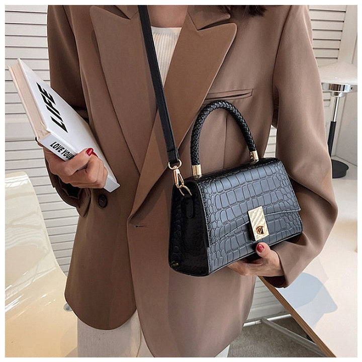 CALORA_ Elegante Vegan Leren Handtas met Goudkleurige Details en Compact Design
