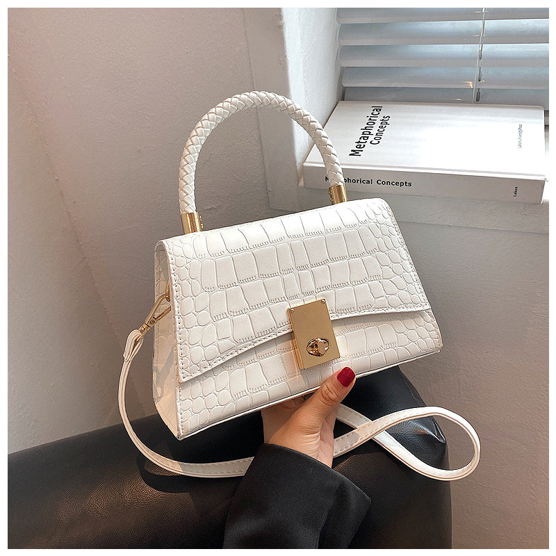 CALORA_ Elegante Vegan Leren Handtas met Goudkleurige Details en Compact Design