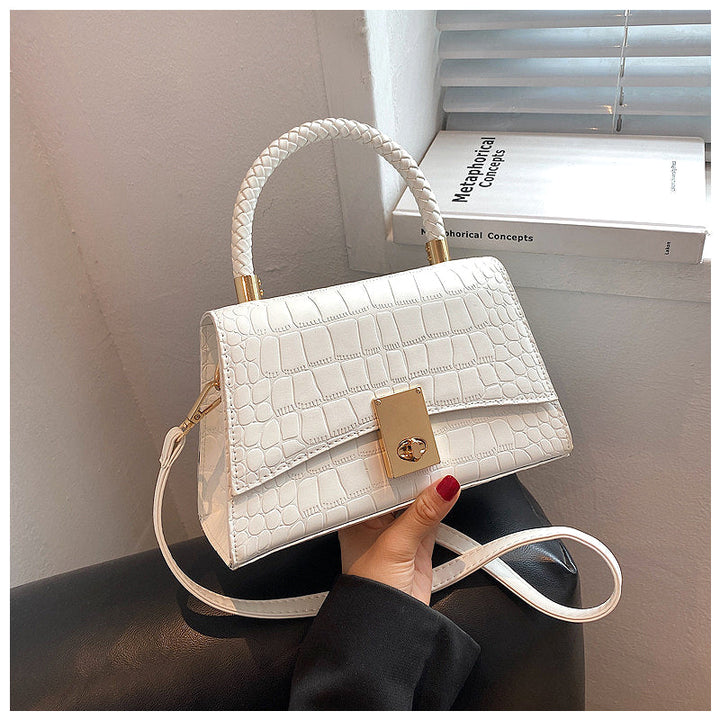 CALORA_ Elegante Vegan Leren Handtas met Goudkleurige Details en Compact Design