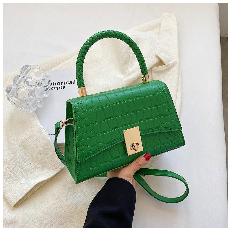 CALORA_ Elegante Vegan Leren Handtas met Goudkleurige Details en Compact Design