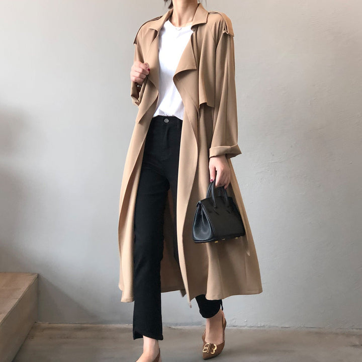 CALORA_ Lange Trenchcoat Voor Dames Met Reverskraag en Strak Design