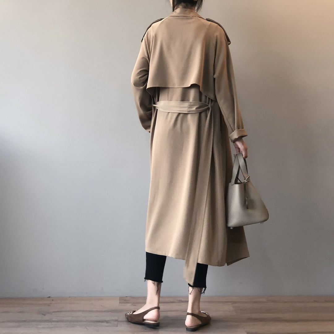 CALORA_ Lange Trenchcoat Voor Dames Met Reverskraag en Strak Design