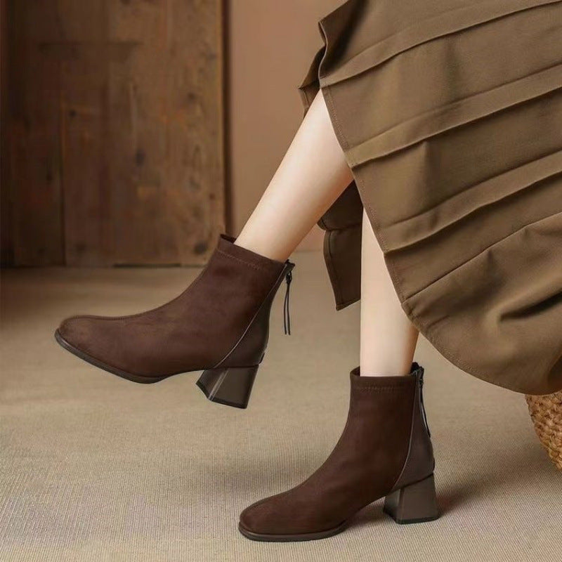 CALORA_ Franse Suède Boots voor Dames met Chunky Hak en Comfortabel Design
