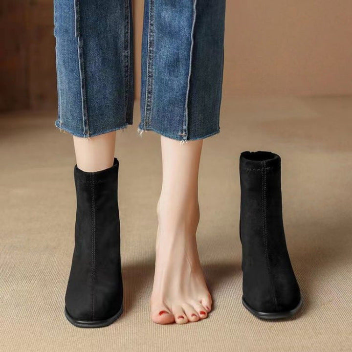 CALORA_ Franse Suède Boots voor Dames met Chunky Hak en Comfortabel Design