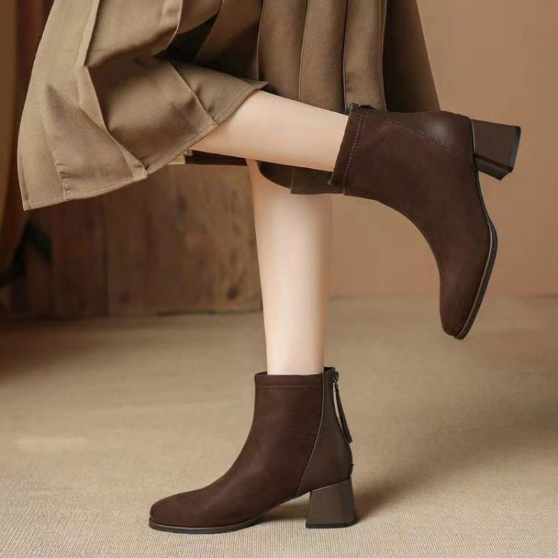CALORA_ Franse Suède Boots voor Dames met Chunky Hak en Comfortabel Design