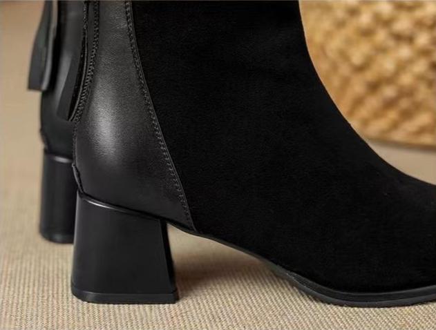 CALORA_ Franse Suède Boots voor Dames met Chunky Hak en Comfortabel Design
