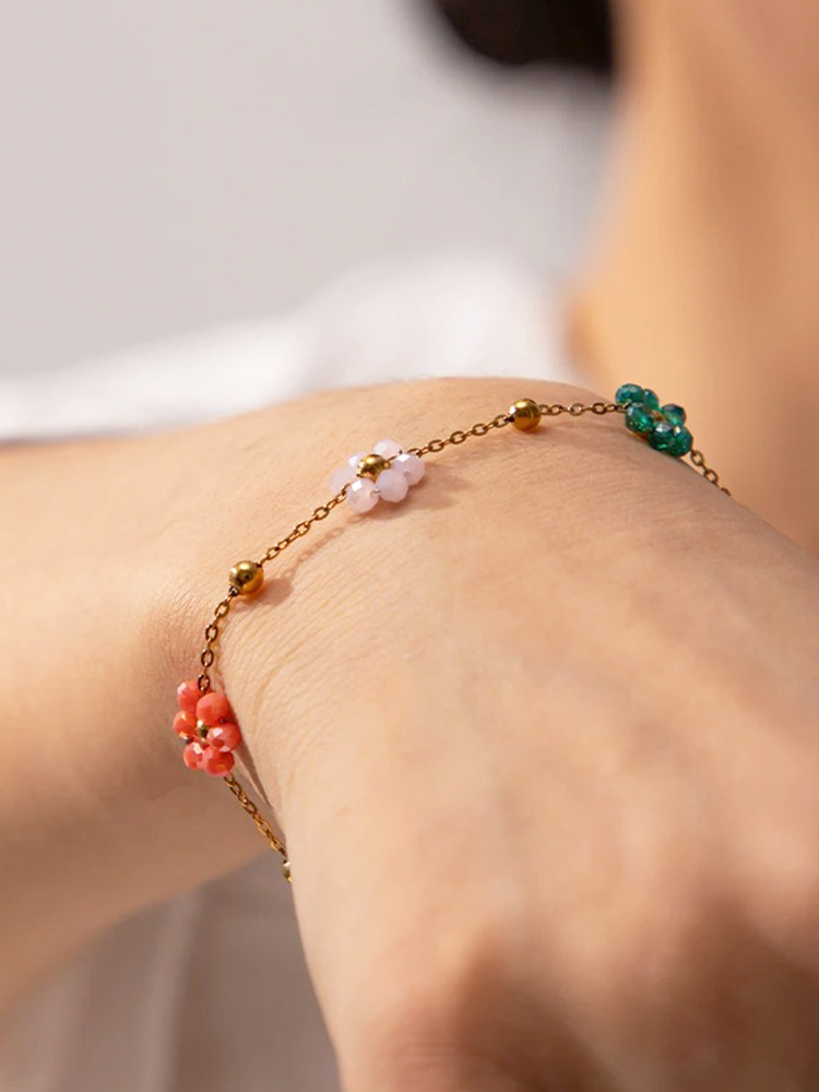 CALORA_ Gekleurde Bloemetjes Armband Goud voor Vrolijke Looks