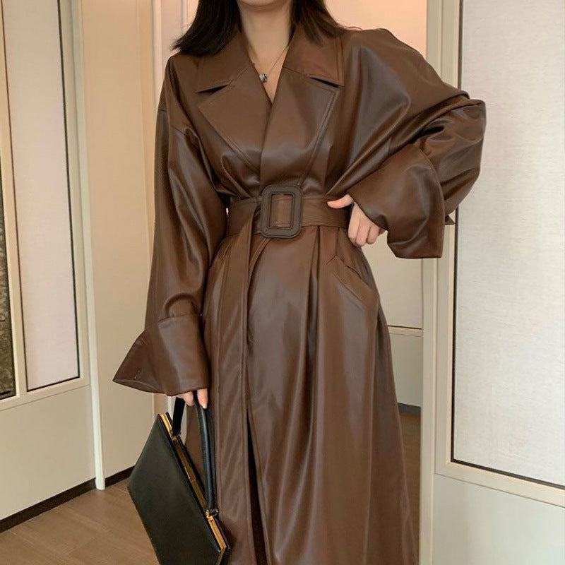 CALORA_ Getailleerde Leren Trenchcoat met Grote Revers en Riem voor Dames
