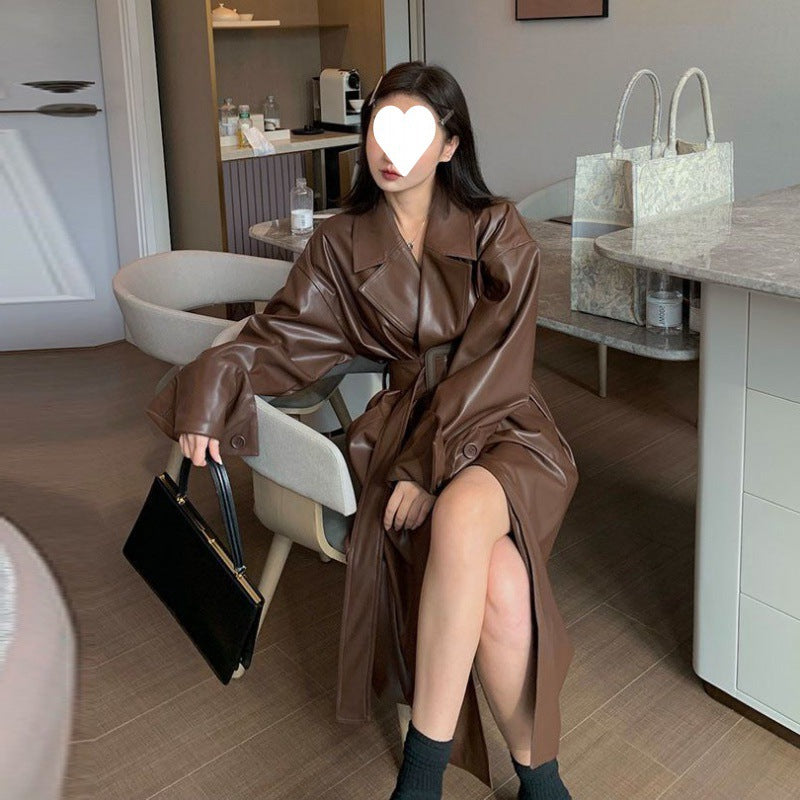 CALORA_ Getailleerde Leren Trenchcoat met Grote Revers en Riem voor Dames