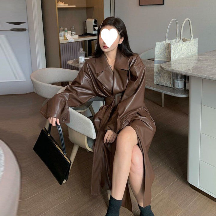 CALORA_ Getailleerde Leren Trenchcoat met Grote Revers en Riem voor Dames