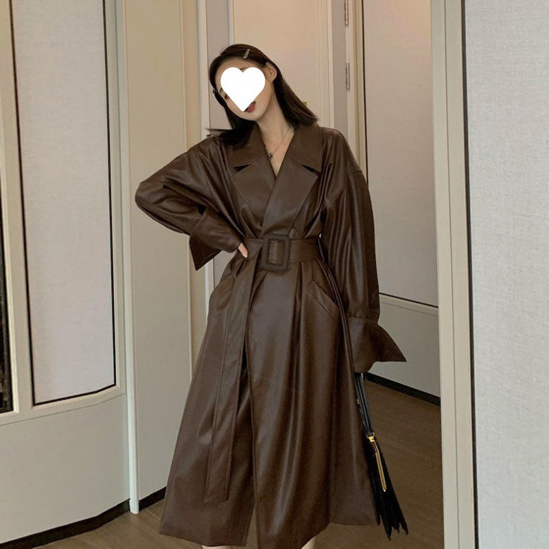 CALORA_ Getailleerde Leren Trenchcoat met Grote Revers en Riem voor Dames
