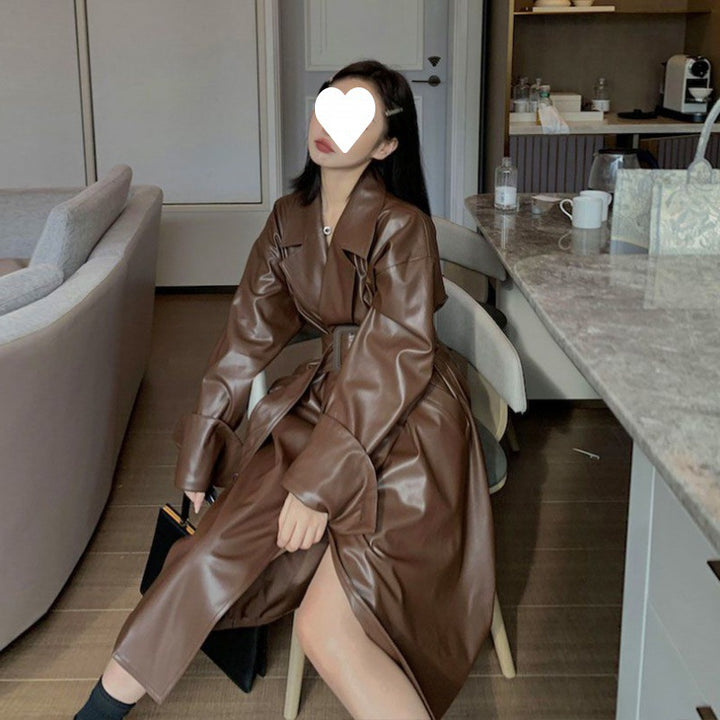 CALORA_ Getailleerde Leren Trenchcoat met Grote Revers en Riem voor Dames