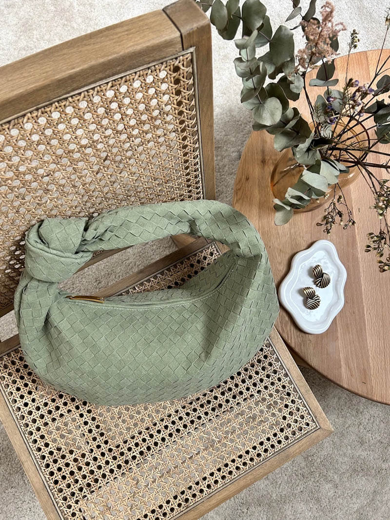 CALORA_ Geweven Suède Handtas Medium met Knoopdetail