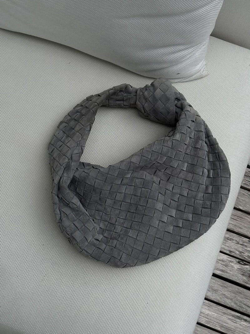 CALORA_ Geweven Suède Handtas Medium met Knoopdetail