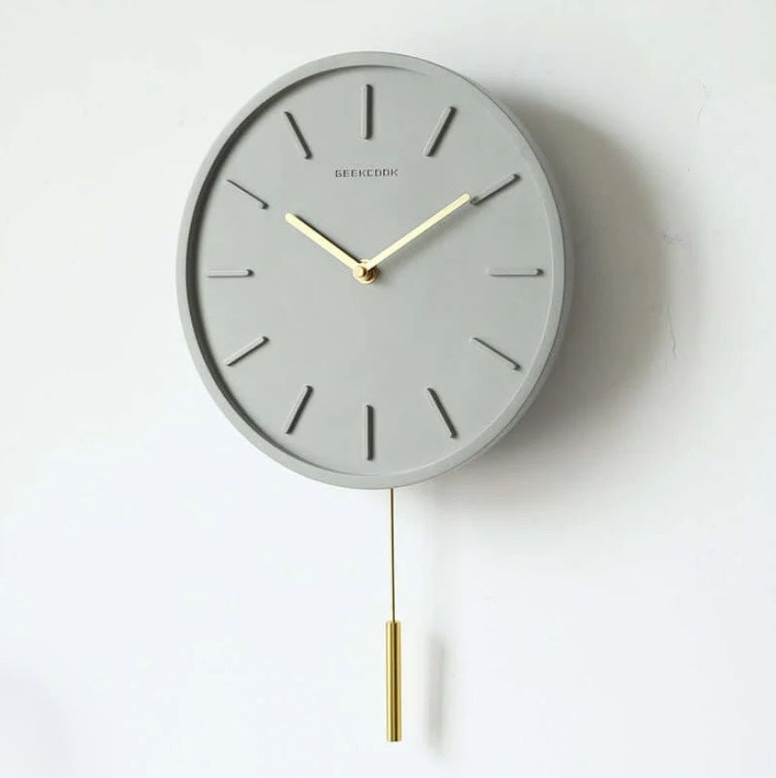 CALORA_ Nordave | Scandinavische Cement Wandklok met Stijlvolle Metalen Pendel